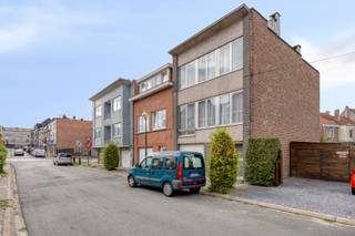 Deze bel-etagewoning bevindt zich op wandelafstand van het Commandant De Blockplein in Wemmel, in de nabijheid van winkels, openbaar vervoer en andere voorzieningen. Brussel en de Brusselse Ring (R0) zijn vlot bereikbaar.<br />Op het gelijkvloers bevinden zich de inkomhal, een afzonderlijk toilet, berging, de inpandige garage met wasplaats en een achterliggend bureau met toegang tot de grote koer en tuintje.<br />De eerste verdieping omvat de living met open haard, de eetplaats en de keuken, die uitgeeft op de veranda.<br />Op de tweede verdieping bevinden zich drie slaapkamers, een badkamer met ligbad en twee lavabo's en een afzonderlijk toilet.<br />De woning wordt verwarmd op stookolie. Gas is reeds aanwezig in de woning. De woning heeft EPC-label F en is onderhevig aan de renovatieverplichting. De elektrische installatie is niet conform.<br />De woning is momenteel verhuurd.