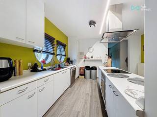 <p>Interesse in dit appartement? Reageren kan enkel via 'Mijn huurprofiel' of via volgende link: https://wi-antwerpen-zuidrand.mijnhuurprofiel.be/property/4e331d85-5515-4ab4-a9bb-69b23dfbcceb<br /><br />Midden in het levendige centrum van Boechout wacht dit charmante appartement op zijn nieuwe bewoners! Alles wat je nodig hebt ligt op een steenworp afstand: winkels, gezellige cafés, restaurants en alle voorzieningen die het leven makkelijk maken.<br /><br /></p>
<p>Je komt binnen in een ruime, lichtrijke woonkamer met een open, volledig geïnstalleerde keuken – een aangename plek om te koken en te ontspannen.<br />Vanuit de woonkamer heb je toegang tot een aangenaam terras, groot genoeg voor een tafel en stoelen om te genieten van de buitenlucht.</p>
<p>De grote slaapkamer baden in het licht dankzij het brede raam en bieden beide voldoende ruimte voor een tweepersoonsbed en kast. De badkamer is uitgerust met een lavabomeubel en een douche en is voorzien van voldoende opbergruimte.</p>
<p>Troeven op een rij:</p>
<ul>
<li>
<p><strong>2 comfortabele slaapkamers</strong></p>
</li>
<li>
<p><strong>Een nette badkamer</strong></p>
</li>
<li>
<p><strong>Een gezellige woonkamer en eetkamer</strong></p>
</li>
<li>
<p><strong>Een praktische keuken<br /></strong></p>
</li>
<li><strong>Een handige nachthal en apart toilet</strong></li>
</ul>
<strong></strong>Dit appartement biedt comfortabel wonen met alles binnen handbereik – ideaal voor koppels die op zoek zijn naar een praktische en gezellige woonplek in Boechout.<br /><br />Interesse in dit appartement? Reageren kan enkel via 'Mijn huurprofiel' of via volgende link: https://wi-antwerpen-zuidrand.mijnhuurprofiel.be/property/4e331d85-5515-4ab4-a9bb-69b23dfbcceb