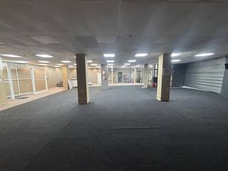 Découvrez cette propriété commerciale idéalement située au cœur de Mouscron, d'une superficie totale d'environ 600 m². Cette propriété offre...