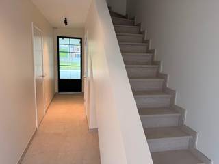 Deze prachtige nieuwbouwwoning is rustig gelegen aan de rand van Boechout en combineert een hedendaagse architectuur met een hoogwaardige afwerking en het nieuwste wooncomfort.<br />De woning is uitgerust met duurzame en energiezuinige technieken, waaronder zonnepanelen, een warmtepomp en airconditioning, wat garant staat voor een aangenaam woonklimaat en een laag energieverbruik.<br /><br /><strong>Indeling</strong><br /><u>Gelijkvloers</u><br />Inkomhal<br />Ruime en lichtrijke leefruimte<br />Moderne, volledig ingerichte open keuken voorzien van alle hedendaagse comfort<br />Ruime berging<br />Inpandige garage<br />Gastentoilet<br /><br /><u>Eerste verdieping</u><br />Drie volwaardige slaapkamers<br />Twee stijlvolle badkamers:<br />- één badkamer met ligbad en dubbele wastafel<br />- één badkamer met douche en wastafel<br /><br />De woning werd afgewerkt met kwalitatieve en luxueuze materialen, wat zorgt voor een stijlvolle en comfortabele woonbeleving.<br />Buiten geniet u van een aangename tuin met terras, ideaal om in alle rust te ontspannen.<br />EPB in opmaak.<br /><br />Bekijk nu reeds de foto's op onze website www.dplusvastgoed.be<br />Voor meer informatie of voor een bezoek contacteer ons via GSM 0475 59 90 00 of via e-mail yves@dplusvastgoed.be
