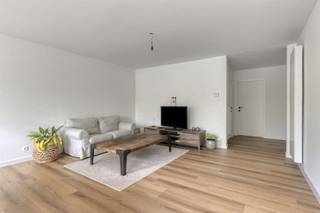 <p><span>Ben je op zoek naar een volledig vernieuwd appartement waar je meteen je meubels kan binnenzetten? Dit pareltje op de eerste verdieping van een kleinschalig gebouw in het rustige Deurne-Zuid biedt alles wat je nodig hebt en meer. Instapklaar, gerenoveerd in 2025 met duurzame en kwalitatieve materialen, oog voor detail en een tijdloos design. Lage vaste kosten maken dit appartement ook financieel een slimme keuze. De garage met nieuwe garagepoort koop je verplicht bij voor 25.000.</span></p><p><span> </span></p><p><span>Indeling</span><span>:</span></p><p><span>Ruime en lichtrijke leefruimte met stijlvolle sierradiator en een prachtige vloer die naadloos doorloopt tot in de open keuken.</span></p><p><span>Moderne Ixina keuken in strak wit design met voldoende kastruimte en hedendaags comfort.</span></p><p><span>Twee volwaardige slaapkamers en een derde kamer met raam, perfect als bureau, dressing of hobbyruimte.</span></p><p><span>Een luxe badkamer die indruk maakt met zwarte accenten, inloopdouche, dubbele lavabo, handdoekdroger, alles tot in de puntjes afgewerkt.</span></p><p><span>Eén van de slaapkamers biedt toegang tot een gezellig terras aan de achterzijde, ideaal om te ontspannen in alle rust.</span></p><p><span> </span></p><p><span>Bijzonderheden</span><span>:</span></p><p><span>EPC Energielabel B - 125 kwh/(m² jaar)</span></p><p><span>Geen renovatieplicht!</span></p><p><span>De elektriciteit is conform</span></p><p><span>Het appartement is asbestveilig</span></p><p><span>Overal dubbele beglazing met PVC kader</span></p><p><span>CV is individueel op gas</span></p><p><span>Vaste kosten: 120/kwartaal (inbegrepen: water, minuterie gang)</span></p><p><span>P-score: A</span></p><p><span>G-score: A</span></p>