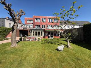 GELIJKVLOERS APPARTEMENT ( 3 slaapkamers)  BUNGALOWGEVOEL  MET PRACHTIGE PARKTUIN<br />over de volledige breedte van de gevel bevindt zich een uniek appartement alsof je in een bungalow woont<br />inkomhal, aparte w.c. achter glazen schuifdeur hebt een een recente knappe badkamer met inloopdouche en badmeubel aanpalend een ruime slaapkamer <br />prachtige grote  gezellige living in parket met moderne gas cassette een "victoriaanse " veranda, aangename ingerichte keuken met eethoek zowel living als keuken hebben zict op unieke tuin<br />verdere nag een ruime berging praktische wasplaats en 2 slaapkamers <br />groot terras  diepe grote garage met toegang tuin <br />en de kers op de taart zonnepanelen met batterij <br />epc 253<br /> 