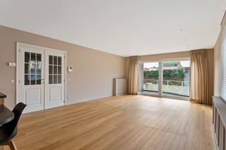 <br />Gelegen in het centrum van Schilde, op wandelafstand van werkelijk alle winkels, bevindt zich dit luxueus gelijkvloers hoekappartement in een residentieel gebouw met lift. <br />Het appartement heeft geen niveauverschillen.<br /><br /><span><strong>Indeling</strong></span><br /><br />Algemene inkomhal met lift naar de ondergrondse autostaanplaats en privatieve berging.<br /><br />Privatieve inkomhal met toilet voorzien van een handenwasser. Dubbele deur naar de open leefruimte op massief eiken parket ingedeeld in een salon, eetkamer en open volledig geïnstalleerde keuken. De keuken is uitgerust met een aanrecht voorzien van dubbele spoelbak, vaatwasmachine, kookplaat, dampkap, combi-oven en ijskast.<br /><br />Via een grote schuifraam is er vanuit het salon toegang tot een terras voorzien van zonneluifel en verwarming.<br /><br />De nachthal biedt toegang tot de slaapkamer met een degelijk ingemaakte kastenwand, de tweede kamer/bureau heeft eveneens een ingemaakte kastenwand. De badkamer is uitgerust met dubbele lavabo in meubel, douche en aansluiting voor wasmachine en droogkast (overname recente toestellen (wasmachine en droogkast is mogelijk).<br /><br /><span><strong>Bijzonderheden</strong></span>: nieuwe condensatieketel op aardgas (c.v.), houten ramen, vliegenhorren, raambekleding, ingebouwde spots, recent geschilderd, EPC 188 kWh/m2 label B, extra maandelijkse provisie 125 euro. Beschikbaar vanaf 1/11/2025. Huisdieren niet toegestaan. Degelijk en instapklaar appartement op een schitterende locatie met veel natuurlijke lichtinval. Vg-Wg-Gvkr-Gvv-Gmo-Gworg.