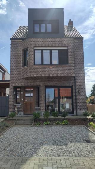 🏡 TE KOOP <br /> Charmante, volledig gerenoveerde woning met zonnige tuin.<br /><br />OPEN KIJKDAG: op afspraak 3 oktober.<br /><br />Op zoek naar een instapklare woning waar comfort, charme en een fijne buitenruimte samenkomen? Dan is deze volledig gerenoveerde woning zeker een bezoekje waard!<br /><br />De woning is volledig gerenoveerd en beschikt over een gunstig EPC-label B, waardoor je geniet van een energiezuinige en comfortabele thuis. Dankzij de centrale ligging bevinden het centrum, openbaar vervoer, bus en trein zich allemaal op korte afstand.<br /><br />🌿 Genieten in de zuidgerichte tuin<br /><br />De mooie zuidtuin is een echte troef. De tuin werd praktisch en sfeervol ingericht met onder andere een moestuin, fruitbomen en verschillende bessenstruiken. Een heerlijke plek om te ontspannen, te tuinieren of gezellig tijd door te brengen met het gezin.<br /><br />🏠 Troeven van de woning<br /><br />- Volledig gerenoveerd<br />- EPC B<br />- 3 slaapkamers<br />- 2 toiletten<br />- Zuidgerichte tuin<br />- Moestuin, fruitbomen & bessenstruiken<br />- Dubbele beglazing<br />- Rolluiken<br />- Centrale verwarming<br />- Regenwaterput van 5.000 liter<br />- Elektrische installatie conform gekeurd<br />- Geen asbest<br />- Eigen oprit<br />- Centrale ligging nabij centrum, bus en trein<br /><br />Een woning waar je onmiddellijk je intrek kunt nemen en meteen kunt genieten van het comfort en de gezellige buitenruimte.<br /><br />Prijs 455.000 euro<br /><br />📩 Interesse? Neem gerust contact op voor meer informatie of een bezoek.<br />0495/72.17.18