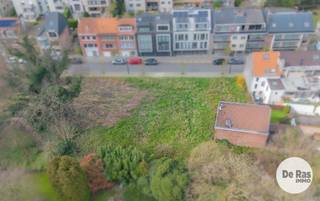WEMMEL – Mooie bouwgrond voor gesloten bebouwing, met zuidoost oriëntatie in hartje van Wemmel<br /><br />Kleinschalige verkaveling van 2 loten in hartje van Wemmel, op wandelafstand van het unieke Gemeentepark, sportinfrastructuur zoals de Royal tennis -en padelclub, winkels, openbaar vervoer en scholen, etc...<br />Mooi perceel, geschikt tot het oprichten van een gesloten bebouwing met een gevelbreedte van circa 6,50m. De kroonlijsthoogte is max. 6,5m, dakhelling van max. 45°, op deze manier zijn 3 bouwlagen mogelijk. Er mag in de voorgevel van een hoofdgebouw 1 garagepoort met een maximum breedte van 2,40 meter voorzien worden.<br /><br />Vrij van pacht.<br /><br />Prijs excl. aansluit -en aankoopkosten.