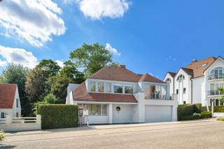 Ruime, lichtrijke woning met vier slaapkamers, dubbele garage en prachtige tuinBij het betreden van deze charmante woning komt u binnen in een ruime...