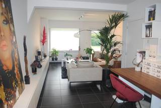 <h3>Gezellige woning met 1 slaapkamer en tuin</h3>
<p>Op zoek naar een gezellige en praktische woning met een fijne buitenruimte? Deze charmante woning beschikt over<span> </span><strong>één slaapkamer, een aparte dressing en een gezellige tuin</strong>.</p>
<p>Op de<span> </span><strong>benedenverdieping</strong><span> </span>vind je een aangename woonkamer die mooi aansluit op de<span> </span><strong>volledig geïnstalleerde keuken met eethoek</strong>. Daarnaast is er een verzorgde badkamer voorzien van een<span> </span><strong>ligbad, douche, toilet en badmeubel</strong>.</p>
<p>Op de<span> </span><strong>bovenverdieping</strong><span> </span>bevindt zich de ruime slaapkamer met een<span> </span><strong>aparte dressing</strong>. De dressing biedt bovendien de<span> </span><strong>mogelijkheid om een tweede kamer te creëren</strong>, afhankelijk van de gewenste indeling.</p>
<p>De woning beschikt daarnaast over een<span> </span><strong>ruime kelder</strong>, ideaal voor extra bergruimte.</p>
<p>Buiten geniet je van een<span> </span><strong>gezellige tuin</strong>, perfect om te ontspannen, te genieten van een drankje of gezellig buiten te zitten.</p>
<p><strong>Troeven:</strong></p>
<ul>
<li>Gezellige woonkamer</li>
<li>Volledig geïnstalleerde keuken met eethoek</li>
<li>Badkamer met ligbad en douche</li>
<li>1 slaapkamer</li>
<li>Aparte dressing</li>
<li>Mogelijkheid tot creëren van een 2e kamer</li>
<li>Ruime kelder</li>
<li>Gezellige tuin</li>
</ul>
<p>📩<span> </span><strong>Interesse? Neem gerust contact op voor meer informatie of een bezoek.</strong></p>