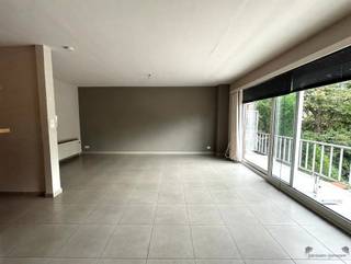 <p><span>Dit ruim appartement van 106m² is gevestigd in Hamme, op een uitstekende locatie boven winkels in het centrum. Het pand biedt een ideale combinatie van functionaliteit en comfort voor gezinnen of professionals.</span></p><p><span> </span></p><p><span>De woning telt 2 gezellige slaapkamers, perfect voor een gezin of voor wie een werkkamer nodig heeft. Beide kamers bieden voldoende ruimte en naturel licht.</span></p><p><span> </span></p><p><span>De leefruimte is ruim en beschikt over een open verbinding naar de stijlvolle keuken. Deze ruimte opent uit op een terras, perfect voor het genieten van buitenlucht en uitzicht.</span></p><p><span> </span></p><p><span>De badkamer is praktisch ingedeeld met een volledig ingerichte ruimte.</span></p><p><span> </span></p><p><span>Een groot voordeel van deze woonst is de aanwezigheid van een garage, een waardevolle toevoeging in het centrum van Hamme. </span></p><p><span> </span></p><p><span>Bekijk ook onze visuele tour: <span>https://web-player.walkly.app/VoT9ChdTkk3ayg4RKdVj/UiW4JUai2oXIftqBsSiV/ww/public</span></span><span> </span></p><p><span> </span></p>