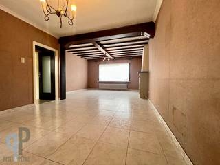 Breng een bezoek aan deze goed onderhouden en ruime woning, voorzien van een grote inkom, ruime leefplaats en achterliggende, nette keuken met...