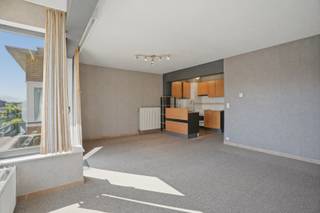 Ontdek dit prachtig gelegen 2-slaapkamerappartement te Koksijde Sint-Idesbald. Gelegen op de 2e verdieping van de kleinschalige residentie Myriam, op 150m van het strand en vlakbij openbaar vervoer en de winkelstraat. <br /><br />Dit op te frissen / te renoveren appartement beschikt over een ruime open inkom, lichtrijke leefruimte met klein balkon. Aansluitend is er de open keuken, een apart toilet, badkamer met ligbad en douche en 2 ruime slaapkamers. <br /><br />Mogelijkheid tot het bijkopen van privé-staanplaats in het gebouw ertegenover maakt het plaatje compleet, waardoor u zorgeloos kunt genieten van uw nieuwe thuis / verblijf, op een toplocatie met nabijheid tot het strand en de voorzieningen van Koksijde Sint-Idesbald.<br /><br />Mis deze unieke kans niet en contacteer ons voor een bezoek tel. 058 622 815. <br /><br />De vermelde prijs is een richtprijs, elk bod hoger of lager dan deze prijs wordt voorgelegd aan de eigenaar die zich het recht voorbehoudt om dit te aanvaarden of te weigeren. <br /><br />EPC: 171 kWh/m² - UC: 3838022 (KLASSE B - GEEN RENOVATIEPLICHT) - (Gvg, Wg, gmo, Gvkr, Gvv) - Ref. NI27493