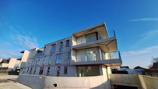 <strong>Appartement 0.04 – Comfortabel gelijkvloers wonen met tuin in Klaverstuk 24</strong><br /><br />Welkom in <strong>appartement 0.04</strong>, een smaakvol en instapklaar appartement in het moderne nieuwbouwproject <strong>Klaverstuk 24</strong> te Zedelgem.<br />Met een slimme indeling, twee badkamers en een gezellige tuin biedt dit appartement alles wat u zoekt in uw nieuwe thuis.
<h4><strong>Kenmerken van appartement 0.04</strong></h4>

<ul>
	<li>* Bewoonbare oppervlakte: 91 m²</li>
	<li>* Inkomhal met vestiaire en apart gastentoilet.</li>
	<li>* 2 comfortabele slaapkamers, ideaal voor gezinnen, koppels of als logeer- en werkruimte.</li>
	<li>* 2 badkamers: één met meubel en douche, en één met meubel en bad voor extra luxe.</li>
	<li>* Lichtrijke leefruimte met grote ramen en een moderne open keuken.</li>
	<li>* Handige wasplaats voor extra opbergruimte.</li>
	<li>* Gezellig terras van 10 m² en een aangelegde tuin van 45 m², perfect om te ontspannen.</li>
	<li>* Inclusief ondergrondse parkeerplaats en fietsenberging.</li>
</ul>

<h4><strong>Hoogwaardige afwerking en energiezuinig</strong></h4>
Dit appartement is volledig instapklaar en uitgerust met:

<ul>
	<li>* Vloerverwarming voor optimaal comfort.</li>
	<li>* Warmtepomp en zonnepanelen voor een duurzame en energiezuinige woning.</li>
	<li>* Een E-peil van 30, waardoor u geniet van vrijstelling op de onroerende voorheffing.</li>
</ul>

<h4><strong>Wonen in het groene Zedelgem</strong></h4>
Klaverstuk 24 biedt u een rustige en groene woonomgeving met vlotte verbindingen naar het centrum van Zedelgem en omliggende steden zoals Brugge. Alle voorzieningen zijn binnen handbereik.<br /><br />Met zijn comfortabele indeling en buitenruimte is appartement 0.04 een perfecte plek om te wonen en te genieten.<br /><strong>Contacteer ons vandaag nog voor meer informatie of een bezoek.</strong><br /><br />Uw nieuwe thuis wacht op u!<br /><br /><strong>051 21 11 11 of matias@imfiro.be</strong>