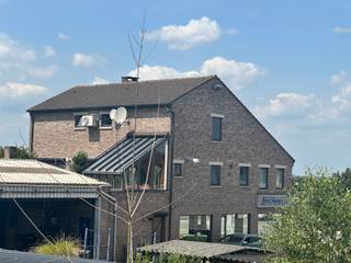 **handelspand met appartement woonst, toonzaal/showroom, atelier/loods en mogelijkheid tot aankoop naastliggende bouwgrond**Te Tienen-Hakendover...