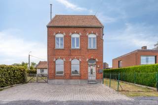 Op een mooi perceel van 750 m² bevindt zich dit ruime en karaktervolle herenhuis met gezellig bijgebouw, op een uitstekende ligging in Waregem. De woning ligt vlak bij het centrum, scholen, winkels, belangrijke verbindingswegen en de oprit van de E17, terwijl je hier toch geniet van rust en een prachtig zicht op de omliggende velden.<br /><br />Bij het binnenkomen valt meteen de statige <strong>inkomhal</strong> met <strong>karaktervolle vloer en prachtige trap</strong> op. De leefruimte is bijzonder ruim en omvat een gezellige woon- en eetkamer, een open keuken en een apart zitgedeelte met <strong>sfeervol glasraam</strong>. Aansluitend aan de keuken biedt de <strong>kelder</strong> heel wat extra bergruimte.<br /><br />Verder beschikt het gelijkvloers over een <strong>apart toilet </strong>met lavabo, met de mogelijkheid om hier nog een extra douche te voorzien, een <strong>wasruimte</strong> en een afzonderlijke <strong>technische ruimte</strong>.<br />Op de eerste verdieping bevinden zich <strong>twee ruime slaapkamers met ingebouwde kasten </strong>en een verzorgde <strong>badkamer</strong> met lavabomeubel, ruime inloopdouche en toilet. De tweede verdieping is volledig ingericht als een prachtige <strong>masterbedroom</strong> met ingebouwde kasten, wat zorgt voor een aangename en private slaapverdieping.<br /><br />Ook aan parkeer- en bergruimte is er geen gebrek. De aansluitende <strong>garage</strong> biedt plaats aan een wagen en fietsen, terwijl er zowel voor- als achteraan de woning bijkomende parkeermogelijkheden zijn.<br />Een absolute troef is de <strong>gezellige tuin met terras en open zicht op de achterliggende landbouwgronden</strong>. Achteraan bevindt zich bovendien een <strong>charmant bijgebouw met prachtige smeedijzeren ramen</strong>. Deze sfeervolle buitenkamer leent zich perfect als overdekt terras, <strong>buitenbar</strong>, lounge- of ontspanningsruimte. Een unieke plek om het hele jaar door te genieten van de tuin en het landelijke uitzicht.<br />Een karaktervolle en verrassend ruime woning die een centrale ligging combineert met rust, charme en een prachtig groen uitzicht.
<h3>Bezoekmoment volzet</h3>
Heb je verder vragen? Stel ze gerust via sarah@maesconceptimmo.be.