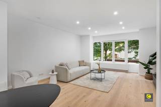 <p><span>Recent gerenoveerd appartement op toplocatie!</span></p><p><span>Welkom in dit instapklare appartement op de tweede verdieping, gelegen in de rustige maar centrale Eduard Arsenstraat in Mortsel. Het appartement werd recent volledig gerenoveerd en biedt een moderne woonervaring met alle hedendaagse comfort. Bovendien werd het volledige appartementsgebouw in 2024 grondig vernieuwd, waardoor u zorgeloos kan genieten van duurzame kwaliteit en lage onderhoudskosten.</span></p><p><span>Indeling:</span></p><p><span>De lichtrijke leefruimte is ideaal om in te richten naar uw smaak en sluit mooi aan op de open, volledig uitgeruste keuken met strakke afwerking en alle nodige inbouwtoestellen. De ruime slaapkamer straalt rust uit en de vernieuwde badkamer is voorzien van een inloopdouche en strak sanitair.</span></p><p><span>Daarnaast kan u een private kelderberging aankopen (vanaf 3.500), wat zorgt voor extra opbergruimte.</span></p><p><span>Troeven:</span></p><ul><li><span>Volledig gerenoveerd appartement</span></li><li><span>Appartementsgebouw volledig gerenoveerd in 2024</span></li><li><span>Gunstig EPC-label B</span></li><li><span>Kleinschalig gebouw met lage kosten</span></li><li><span>Centrale ligging in Mortsel</span></li><li><span>Elektriciteit conform</span></li></ul><p><span>Ideaal voor starters of investeerders die op zoek zijn naar een instapklaar appartement met duurzame meerwaarde. Plan vandaag nog uw bezoek en ontdek dit unieke aanbod!</span></p><p><span> </span></p><p><span> </span></p>