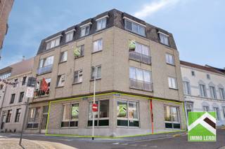 Op de hoek van de Hemelingenstraat met de Nieuwstraat vind je dit gebouw. Parking en garages zijn vlakbij beschikbaar en de Grote Markt is slechts 2 minuutjes stappen.<br /><br />Het appartement heeft een bewoonbare oppervlakte van maar liefst 199m² met volgende indeling: <br />x zeer ruime inkomhal met gastentoilet; <br />x prachtige woonkamer met marmeren sierhaard en grote ramen met vrij uitzicht; <br />x recent ingerichte keuken met kookeiland; <br />x 2 ruime slaapkamers; <br />x badkamer met ligbad/douche, lavabo en toilet; <br />x kleine douchekamer;<br />x polyvalente kamer, in te richten als bureel, dressing, hobbyruimte of 3de slaapkamer.<br /><br />Dit appartement heeft een groot zonneterras met aanpalende stadstuin.<br />In de kelderverdieping een private berging.<br /><br />INTERESSE? Maak dan telefonisch een afspraak voor bezichtiging op het nummer 012 23 00 23 of mail uw vragen aan roland@immo-leroi.be.