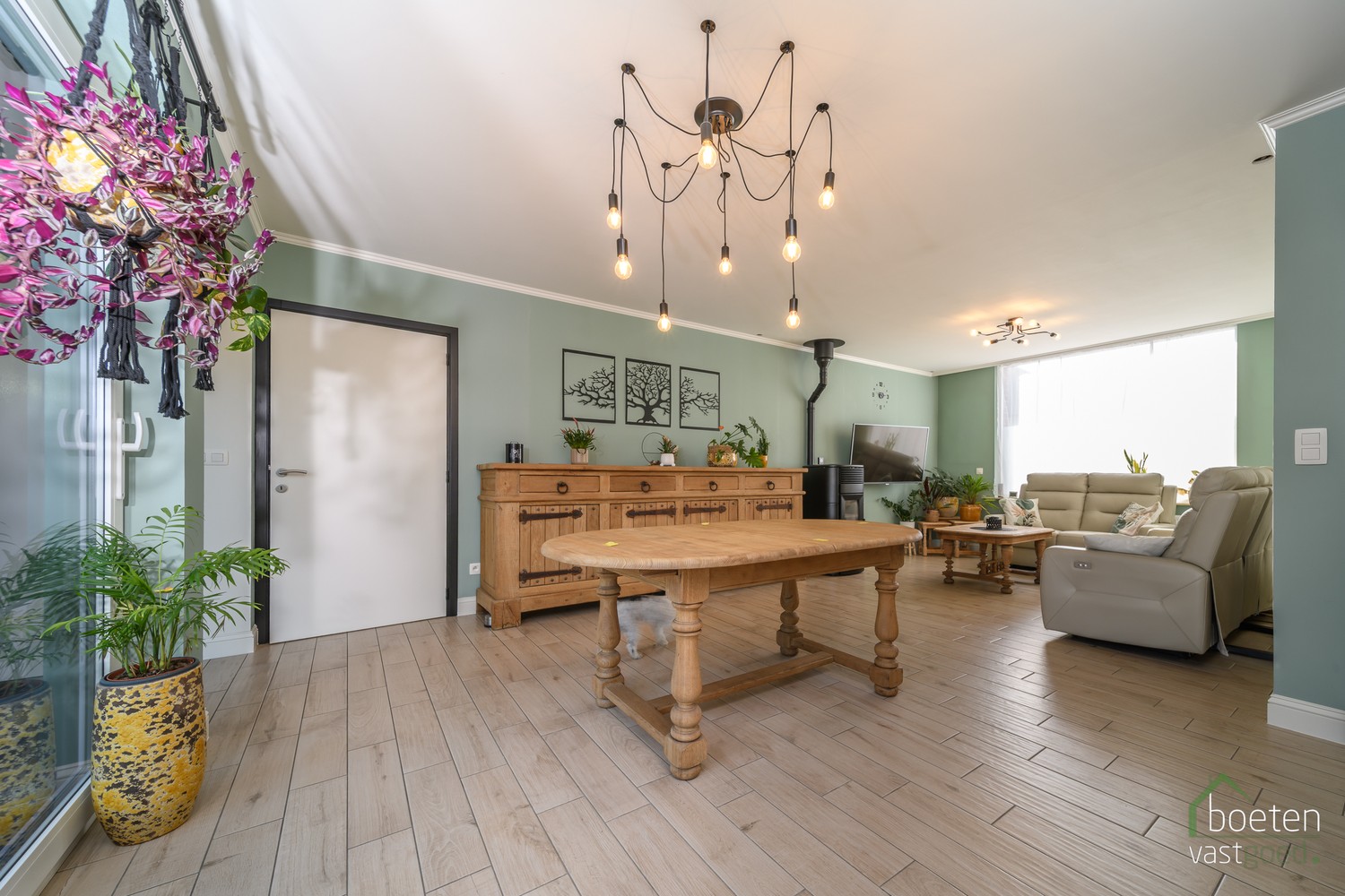 RENINGE: Gezellige dorpswoning met een gerenoveerd gelijkvloers, 3 slpks & zolder en tuin met open zicht op 376m² grondopp. - foto 4