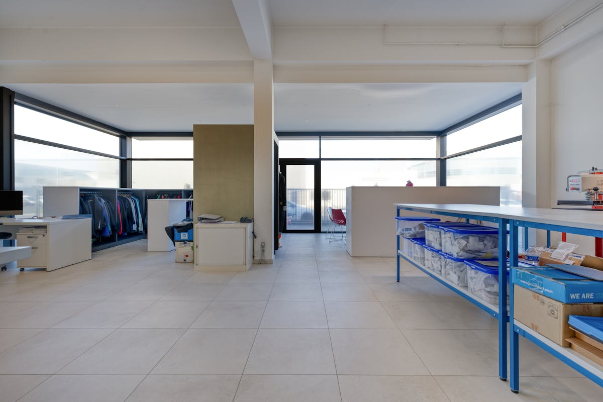 Bedrijfsgebouw met appartement op ca. 1.780m² in Lichtervelde - foto 4