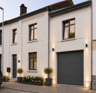 TE KOOP woning te RIEMST !
Wij verkopen onze verrassend ruime, energiezuinige topwoning met troeven van een halfopen bebouwing
3770 Riemst
Millerdries 8
Deze prachtige woning op een perceel van 5 are 55 centiare combineert comfort met de gezelligheid van een gesloten bebouwing.
Met een indrukwekkend EPC-label B ( slechts 119 kWh/m² jaar ) bent u verzekerd van een uiterst energiezuinige toekomst zonder renovatieverplichting.
De woning is casco plus afgewerkt, de laatste afwerking kunt u naar eigen smaak realiseren.
Uitgevoerde renovaties:
- nieuwe ramen met vliegenramen
- volledig vernieuwd en geïsoleerd dak
- volledig geïsoleerde achtergevel afgewerkt met duurzame steenstrips
- nieuwe elektrische installatie
- nieuw sanitair
- verwarming op aardgas met comfortabele vloerverwarming
- warmtepompboiler
- regenwaterput met filtersysteem
Troeven:
- perceel van 555 m² ( 5a 55ca )
- verkoop onder registratierechten ( 2% indien aan strikte voorwaarden voldaan ! )
- casco plus: werk zelf af naar eigen smaak
- EPC-label B ( 119 )
- royale lichtrijke leefruimte ( 41 m² ) met grote keuken ( 15m² )
- 4 volwaardige slaapkamers ( 10m², 15m², 32m², 26m² )
- een grote badkamer ( 15 m² )
- inpandige garage van 32m² met voorziening elektrisch laden
- grote tuin te bereiken met auto, camionette of vrachtwagen via de Van Den Boschstraat
Kom zelf ontdekken hoeveel ruimte en mogelijkheden er achter deze voorgevel schuilgaan !
VP € 399.000
verkoop onder registratierechten ( 2 % indien aan strikte voorwaarden voldaan ! )
Contact
Gelieve via privébericht of telefonisch op
+32 496 200 315
of laat een voicemail bericht achter - wij bellen zeker altijd terug
Bezichtiging mogelijk voor geïnteresseerden , op afspraak.
PS: Delen is lief, kopen is nog leuker !
https://www.js-ecobouw.be/
JS Ecobouw