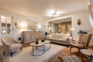 <span><strong>Huurprijs: 1.275 EUR per maand<br />+ 75 EUR per maand gemeenschappelijke kosten<br />+ 50 EUR per maand voor ondergrondse autostaanplaats en berging <br />Kosten plaatsbeschrijving zijn 50/50 te betalen door huurder en verhuurder<br />Huurwaarborg = 3 maanden huur<br />Beschikbaar: Onmiddellijk<br /><br /></strong><strong>BEZOEK AANVRAGEN EN KANDIDAAT STELLEN VIA ONZE WEBSITE: www.deboerenpartners.be</strong><br />Indien u een bezoek wenst aan te vragen aan dit eigendom te huur, dan kan dit enkel via het aanvraagformulier op onze website. U zoekt het betreffende eigendom onder ons 'aanbod te huur', en klikt daarna bovenaan op 'bezoek inplannen'.<br />Daarna doorloopt u alle stappen en vult u de gevraagde gegevens in. Wij behandelen uw aanvraag binnen de 2 werkdagen en contacteren u daarna. Omwille van het grote aantal aanvragen, worden verzoeken via Immoweb, Immoscoop of Spotto niet behandeld.<br /><br /><span>Beschrijving van het appartement:<br /></span>De lift komt rechtstreeks toe in het appartement. U betreedt het appartement via een ruime inkomhal met gastentoilet en garderobekasten. Een dubbele deur brengt u naar de leefruimte met een gezellige eetkamer en zithoek. De leefkeuken is voorzien van veel kastruimte, een natuurstenen werkblad met dubbele spoelbak en kwaliteitstoestellen van Miele (inductiekookplaat, combi-oven ijskast en diepvriezer. Aansluitend is er toegang tot het volledige private en zuidgerichte terras, vanwaar u een mooi zicht heeft op de gemeenschappelijke binnentuin. Weggewerkt in een ingemaakte kast vindt u de toegang tot de praktische berging en wasplaats. <br /><br />De nachthal geeft toegang tot de 2slaapkamers. De hoofdslaapkamer heeft een ensuite dressing en eigen, luxe badkamer met ligbad en toilet. Vervolgens is er nog één slaapkamer met ingemaakte kastenwand. De tweede badkamer is voorzien van een douche en wastafel. <br /><br />Ondergronds bevind zich de autostaanplaats. Deze is bijzonder ruim met een breedte van 3 meter, en heeft achterliggend nog een handige berging / wijnkelder van 6m². <br /><br />Deze residentie bevindt zich naast de seniorie "Jacobsmarkt", waardoor het mogelijk is om gebruik te maken van deze diensten (Restaurant Koeiketel, kinesist, thuisverpleging, fitness, sauna ...). Wij bezorgen u met veel plezier meer informatie over de geboden diensten en prijzen. Dit is uiteraard vrijblijvend.<br /><br /><span>Bijzonderheden:<br /></span>- Centraal gelegen nabij winkels, openbaar vervoer, station, scholen en sportscholen <br />- Ondergrondse autostaanplaats met aangrenzende berging <br />- Autolift <br />- Gunstig EPC met energielabel A </span>