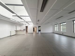 <p><span>Te huur: mooie </span><strong><span>polyvalente ruimte met kantoren van ongeveer 280 m²</span></strong><span>, gelegen aan Oudstrijdersstraat 56A in Sint-Pieters-Leeuw.</span></p>
<p><span>Het pand geniet van een praktische ligging nabij de Bergensesteenweg (N6) en de belangrijkste verkeersaders, met onder andere een vlotte verbinding naar de Brusselse Ring. De omgeving bestaat voornamelijk uit professionele, commerciële en dienstverlenende activiteiten en biedt een geschikte omgeving voor de ontwikkeling van een professionele activiteit.</span></p>
<p><span>De ruimte beschikt over een polyvalente indeling, waardoor verschillende werkruimtes kunnen worden ingericht volgens de behoeften van de activiteit. Er zijn onder meer </span><strong><span>ruime en functionele kantoren</span></strong><span>, die tal van gebruiks- en inrichtingsmogelijkheden bieden.</span></p>
<p><span>Het pand beschikt bovendien over </span><strong><span>3 parkeerplaatsen</span></strong><span>, een belangrijke troef voor personeel en bezoekers.</span></p>
<p><span>Een uitstekende opportuniteit voor een onderneming of professional die op zoek is naar een </span><strong><span>ruime, functionele en vlot bereikbare polyvalente ruimte met kantoren</span></strong><span> in Sint-Pieters-Leeuw.</span></p>
<p><span>Voor meer informatie of om een bezoek te plannen, kunt u gerust contact met ons opnemen.</span></p>