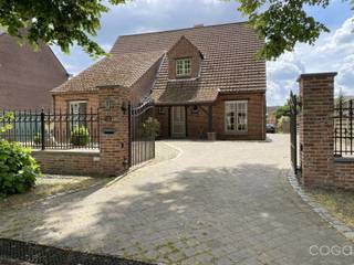 <p><strong>Vrijstaande woning met uitzonderlijk uitbreidingspotentieel en ruim bijgebouw in Sint-Job-in-'t-Goor</strong></p>
<p>In een groene omgeving, nabij het centrum van Sint-Job-in-'t-Goor, bevindt zich deze vrijstaande woning met tal van mogelijkheden. Winkels, scholen, openbaar vervoer en sportfaciliteiten bevinden zich op korte afstand, terwijl de vlotte verbinding naar de E19 Antwerpen-Breda zorgt voor een uitstekende bereikbaarheid.</p>
<p>De woning werd gebouwd in 1982 en verkeert grotendeels in originele staat. Dankzij het zorgvuldige onderhoud doorheen de jaren vormt dit pand een ideale basis voor wie op zoek is naar een woning met karakter, ruimte en toekomstmogelijkheden.</p>
<p><strong>Indeling:</strong></p>
<p><strong>Gelijkvloers<br /></strong>Via de ruime inkomhal betreedt u de woning. De lichtrijke leefruimte op parketvloer beschikt over een gezellige schouw met kachel en biedt een aangename woonbeleving. De aparte keuken is uitgerust met een 5-pits gasfornuis, dampkap, spoelbak en koelkast.</p>
<p>Verder omvat het gelijkvloers een praktische berging/wasplaats, een vernieuwde badkamer (2015) en twee volwaardige slaapkamers van respectievelijk ca. 17 m² en 11 m².</p>
<p>Aan de achterzijde van de woning geniet u van een deels overdekt terras met uitzicht op de verzorgde tuin.</p>
<p><strong>Eerste verdieping<br /></strong>De eerste verdieping is momenteel bereikbaar via een afzonderlijke toegang in de linkerzijgevel en biedt een uitzonderlijk uitbreidingspotentieel. Hier kunnen eenvoudig meerdere extra slaapkamers, een bureau, hobbyruimte of andere woonvertrekken worden ingericht. Bovendien zijn de aan- en afvoerleidingen voor water reeds voorzien.</p>
<p><strong>Kelder / verhoogde kruipruimte<br /></strong>Onder de woning bevindt zich een droge verhoogde kruipruimte die perfect dienstdoet als extra opslagruimte. Hier bevinden zich tevens de nutsvoorzieningen, de bestaande verwarmingsinstallatie en de gasdoorstromer voor warm water.</p>
<p><strong>Ruim multifunctioneel bijgebouw van ca. 120 m²<br /></strong>Een absolute troef van deze eigendom is het ruime bijgebouw van ongeveer 120 m² (6 m x 20 m). Dit gebouw beschikt over elektriciteit, inclusief een 380V-aansluiting, en is daardoor uitermate geschikt als werkplaats, atelier, opslagruimte of voor diverse hobbyactiviteiten. Het dak werd reeds vernieuwd met geïsoleerde metalen dakpanelen.</p>
<p><strong>Buitenruimte<br /></strong>De volledig omheinde en fraai aangelegde tuin biedt maximale privacy en een aangename buitenbeleving. Vooraan wordt het perceel afgesloten met hekwerk en een geautomatiseerde toegangspoort.</p>
<p>Achteraan vindt u een gezellig terras met vijverpartij, een gemetselde barbecue en een tuinhuis. Daarnaast beschikt het perceel over ruime parkeermogelijkheden voor meerdere voertuigen.</p>
<p><strong>Kortom<br /></strong>Een eigendom met bijzonder veel potentieel, waar wonen, werken en uitbreiden perfect gecombineerd kunnen worden.<br /><br />Dit pand onderhevig is aan de renovatieverplichting die door de Vlaamse overheid wordt opgelegd voor residentiële gebouwen. Meer info op https://www.vlaanderen.be/een-woning-kopen/renovatieverplichting-voor-residentiele-gebouwen.</p>