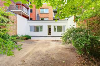 <p><span> </span></p><p><span>Mise en page</span></p><p><span>- hall d'entrée</span></p><p><span>- toilettes séparées</span></p><p><span>- salon et salle à manger</span></p><p><span>- pièce supplémentaire ; idéale comme bureau ou chambre (12m)</span></p><p><span>-ïcuisine ouverte</span></p><p><span>- débarras avec connexions laveuse/sécheuse</span></p><p><span>-² chambre 1 (27m )</span></p><p><span>-² chambre 2 (9m )</span></p><p><span>-² terrasse spacieuse (7m ) ; en cours de construction</span></p><p><span>-'salle de bain avec douche à l'italienne et double lavabo s</span></p><p><span>- rangement au sous-sol</span></p><p><span> </span></p><p><span>Généralités</span></p><p><span>- ascenseur présent</span></p><p><span>- rénovation totale (2024) ; en cours de finalisation</span></p><p><span>-ïtoiture rénovée et isolée</span></p><p><span>- services publics individuels</span></p><p><span>- local à vélos</span></p><p><span> </span></p><p><span>Avantages</span></p><p><span>- situation centrale</span></p><p><span>- entièrement rénové</span></p><p><span> </span></p><p><span>ïVous êtes intéressé par cet appartement à vendre à Anvers, vous êtes à la recherche d'un autre bien immobilier, d'un investissement ou vous voulez connaître la valeur de votre bien ? Dans ce cas, BOLT immo est l'agence qu'il vous faut ! Nous nous ferons un plaisir de vous aider.</span><span> </span></p>