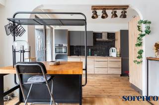 <strong>Het Zuid – comfortabel en lichtrijk 2 slaapkamerappartement met terras op een toplocatie. Het appartement is gelegen midden in het bruisende Antwerpen , het trendy 't Zuid, nabij het Koninklijk Museum voor Schone Kunsten, park Dok Zuid, winkels, trendy eetgelegenheden, scholen, openbaar vervoer, belangrijke in-en uitvalswegen.<br /><br /></strong>
<p>INDELING: <br />U betreedt het appartement via de centrale INKOMHAL met apart toilet en vestiaire. De ruime en lichtrijke LEEFRUIMTE van ca. 30m² met open KEUKEN is volledig geïnstalleerd en voorzien van opbergkasten en toestellen; een kookplaat, dampkap, afwasmachine en een koelkast met diepvries. Via het grote raam heeft u toegang tot het gezellige TERRAS van ca. 2m².<br /><br />Aan de voorzijde bevindt zich de eerste SLAAPKAMER van ca. 10m², gevolgd door de BADKAMER van ca. 8,5m², uitgerust met een ruime douchecabine, wasmeubel en aansluiting voor wasmachine en droogkast. Aansluitend ligt de tweede SLAAPKAMER van ca. 15m².</p>
<br /><span><strong>BIJZONDERHEDEN:</strong></span><br />* <span>Toplocatie in het centrum van Antwerpen, gelegen aan 't Zuid<br /></span>* Comfortabel 2 slaapkamer appartement <br />* Gezellig terrasje<br />* EPC: 190kWh/m²