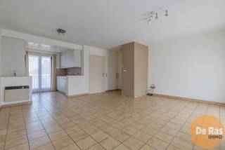 GERESERVEERD!<br /><br />HERZELE - Instapklaar appartement gelegen in een kleinschalige residentie, centraal gelegen in Herzele. Op wandel- en fietsafstand van het openbaar vervoer, scholen, het centrum van Herzele en in directe nabijheid van alle invalswegen.<br /><br />Het appartement werd voorzien van een ruime en lichtrijke woonkamer met open keuken (volledig geïnstalleerd), twee slaapkamers, badkamer met alle comfort, apart gastentoilet en twee privatieve, zonnige terrassen. <br />De keuken, badkamer en toilet werden volledig gerenoveerd in 2020. Ook de boiler werd dat jaar vervangen. <br /><br />Het appartement werd steeds goed onderhouden. <br />Elektrische installatie conform, EPC C, geen asbest, volledig geschilderd,…. Kortom, verhuizen en wonen!<br />Ook mooie huur-opbrengst/rendement te bekomen.<br /><br />Optioneel mogelijkheid tot aankoop van ondergrondse staanplaats met afgesloten kelderberging voor € 20.000,- deze is nog niet in de prijs inbegrepen.<br /><br />Bel snel voor je afspraak! 053/60.65.60<br /><br />De vermelde prijs is een richtprijs. Na ontvangst van de biedingen zal de verkoper beslissen of hij/zij de eigendom verkoopt aan het beste bod. De richtprijs is aldus niet bindend voor de verkoper. Voor meer info kunt u ons contacteren of het reglement raadplegen op onze website.