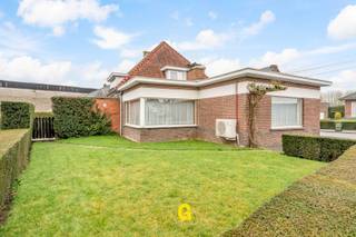 Deze te renoveren doch zeer verzorgde woning is gelegen langs Boeleberg ter hoogte van nummer 25, op een perceel van 3a 85ca.Het dorpsplein van deze...