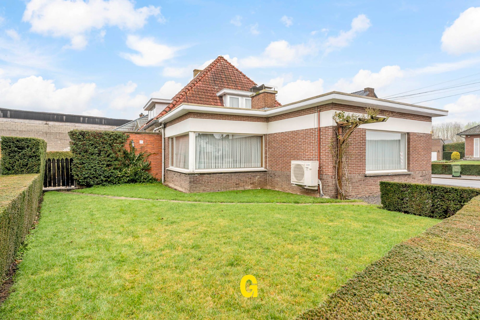 Te renoveren vrijstaande woning met drie a vier slaapkamers op 3a 58ca, vlak bij het centrum van Hoeselt - foto 2