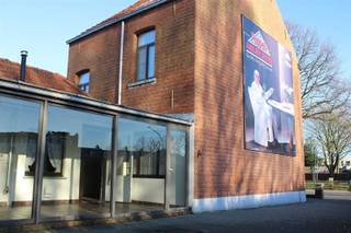 Deze charmante te renoveren woning is centraal gelegen, op een mooi groot perceel van 671 m². De inkomhal heeft een karaktervolle uitstraling door...