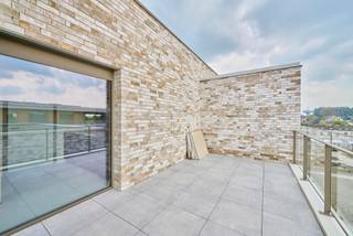 <span><span><strong>Ideale investeringsopbrengst in project De Hessel in Herselt.<br /></strong><br /></span></span>
<p>Ben je op zoek naar een zorgeloze investering met een aantrekkelijk rendement? Dit moderne en energiezuinige appartement biedt je niet alleen een fantastische kans om te investeren in vastgoed, maar ook gemoedsrust. Het appartement is namelijk verhuurd aan betrouwbare huurders die op zoek zijn naar langdurig woongenot (huurovereenkomst van 9 jaar).<br />Dit betekent voor jou als investeerder: een stabiel huurrendement en een zorgeloze verhuurervaring. Met de sterke vraag naar duurzame en comfortabele woningen is dit dé kans om te investeren in een bloeiende regio.<br /><br /></p>
<span><span><strong>App 23 - Wolfsdonksesteenweg 1/301: </strong>Hoekappartement op de derde verdieping met veel lichtinval</span><br />- 2 slaapkamers<br />- terras naar de binnentuin<br />- vloerverwarming en zonnepanelen<br />- ruime parkeerplaats en berging in de afgesloten parkeerkelder inbegrepen.<br /><br />Dankzij onze <strong>geen gedoe aanpak</strong> ontzorgen wij je van alles wat er bij verhuren komt kijken. Jij verhuurt je pand, maar <strong>alle praktische taken</strong> (onderhoud, technisch en financieel beheer) nemen wij van je over. Laat je investeringspand renderen zonder omkijken! Wij adviseren je hierover graag tijdens een afspraak. Ook bezorgen we je een gedetailleerde rendementsberekening op aanvraag.<br /><br />Vermelde prijs is exclusief BTW en notariskosten. <br />Voor meer informatie of een bezoek ter plaatse: 011 39 90 50 - info@jansenrealestate.be<br />Wij ontzorgen je ook voor de verkoop van je huidige woning! Voor meer uitleg helpen we je graag verder.. <br /></span>