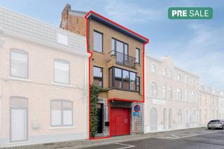 Het gebouw, oorspronkelijk opgetrokken in 1930, straalt nog steeds karakter uit dankzij de bewaarde authentieke elementen. In 2020 werd het pand volledig gestript en met oog voor detail en smaak gerenoveerd door de huidige eigenaar. Het kleinschalige appartementsgebouw bestaat uit een opslagruimte en het woongeheel elk met een eigen private ingang.Met een bewoonbare oppervlakte van maar liefst 162 m² biedt deze triplex het comfort van een volwaardige woning en omvat:een inkomhal met gastentoileteen ruime leefruimte met open keukendrie volwaardige slaapkamerstwee badkamerstwee zuidgerichte terrassenBent u op zoek naar een instapklare triplex met karakter en ruimte? Neem gerust contact met ons op voor een bezoek via 011 30 50 54 of mail naar ines.bollen@dewaele.comBestuursmaatregelen in het maatregelenregister: nee