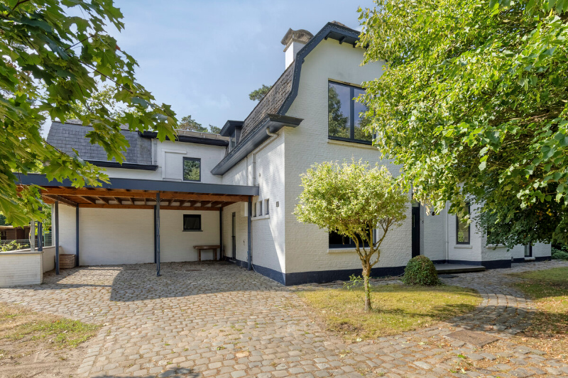 Villa met bewoonbare oppervlakte van 350m2 prachtig en rustig gelegen op perceel van 18a14 nabij het centrum van Bonheiden. - foto 1