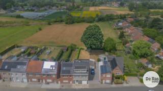 EERSTE BEZOEKDAG 05/09 VAN 10U TOT 12U (enkel op afspraak!)<br /><br />HOFSTADE - Op zoek naar een aangename bel-etage met ruimte, een centrale ligging en een rustige woonomgeving? Deze woning in Hofstade biedt een praktische indeling en verschillende aangename buitenruimtes.<br /><br />Bij het binnenkomen komt u in de ruime inkomhal, met toegang tot de ruime garage en wasplaats. Deze biedt voldoende plaats voor uw wagen en extra bergruimte.<br />Op de eerste verdieping bevinden zich naast de hal mat apart toilet, de lichtrijke leefruimte, keuken en een badkamer met douche. Vanuit de keuken heeft u toegang tot een aangenaam terras met een mooi zicht. Via een trap bereikt u van hieruit de ruime tuin, waardoor binnen- en buitenleven mooi met elkaar verbonden worden.<br />Op de bovenverdieping bevinden zich 4 slaapkamers, rustig afgescheiden van de leefruimtes.<br /><br />De woning is voorzien van centrale verwarming op aardgas en het dak werd vernieuwd, wat alvast enkele belangrijke troeven zijn.<br /><br />Het pand vraagt nog enkele renovatiewerken, maar biedt hierdoor ook de mogelijkheid om ze volledig naar eigen smaak en wensen in te richten. Met de nodige aandacht en een persoonlijke toets kan hier een warme en gezellige gezinswoning van worden gemaakt.<br /><br />Bovendien is deze rustig gelegen, maar toch centraal in Hofstade. Winkels, scholen, openbaar vervoer en belangrijke verbindingswegen bevinden zich in de nabije omgeving.<br /><br />Kortom: Bent u op zoek naar een ruime centraal gelegen bel - etage met 4 slaapkamers, een mooie tuin en ruime garage? Aarzel dan niet en maak snel uw afspraak 053/60.65.60<br /><br />De vermelde prijs is een richtprijs. Na ontvangst van de biedingen zal de verkoper beslissen of hij/zij de eigendom verkoopt aan het beste bod. De richtprijs is aldus niet bindend voor de verkoper. Voor meer info kunt u ons contacteren of het reglement raadplegen op onze website.