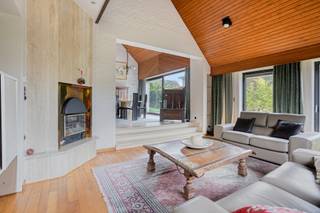 Op zoek naar een comfortabele, energiezuinige woning op een toplocatie? Deze goed onderhouden vrijstaande woning in de J. Van Boendaelelaan combineert ruimte, licht en praktische extra’s.
Waarom deze woning zo aantrekkelijk is:
- Lichte en ruime leefruimte met gezellige open haard;
- Volledig ingerichte keuken;
- 3 slaapkamers, met mogelijkheid om de zolder af te werken tot extra slaap- of leefruimte;
- Onderkelderd + garage met autolift!!
- Zonnepanelen, zonneboiler en airco;
- Energiezuinig (EPC B).
Alles wat Landen zo aantrekkelijk maakt – station, winkels, scholen en horeca – ligt op wandelafstand.
Interesse? Neem contact op met Immo Billie!