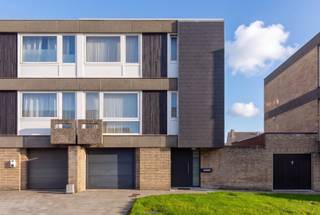 Deze halfopen bel-etagewoning in de Stokveldewijk heeft een degelijke basis, een praktische indeling en vooral nog ruimte voor een eigen verhaal. Met drie slaapkamers, een garage en een aangename tuin is dit een woning die zich vlot laat aanpassen aan een nieuwe generatie bewoners.<br /><br />Op het gelijkvloers bevindt zich een ruime garage met aansluitende berging - die ook kan omgeturnd worden tot bureau / hobbyruimte /de slaapkamer - en rechtstreekse toegang tot de tuin. Handig voor fietsen, voorraad, hobby’s of gewoon alles wat je liever niet in de woonkamer ziet staan.<br /><br />Een verdieping hoger ligt de leefruimte, met aansluitend de keuken en een afzonderlijk toilet. De indeling is helder en functioneel, met voldoende mogelijkheden om bij een renovatie een meer open en hedendaagse woonomgeving te creëren.<br /><br />Op de tweede verdieping bevinden zich drie slaapkamers en een badkamer met douche. De grootste slaapkamer ligt aan de achterzijde en geniet er van een aangename natuurlijke lichtinval.<br /><br />Technisch biedt de woning al dubbele beglazing in PVC, centrale verwarming op gas en een regenwaterput van 3.000 liter.<br /><br />De woning vraagt vandaag om een opfrissing. Dat verbergen heeft weinig zin. Met dat voordeel dat je hier niet betaalt voor de smaak en comfort van iemand anders, maar zelf kan bepalen waar je naartoe wil.<br /><br />Met haar halfopen bebouwing, drie slaapkamers, garage en tuin biedt deze woning op een perceel van 214 m² vooral veel bruikbaarheid. Geen afgewerkt showroomhuis, wel een stevige basis met potentieel op een aangename ligging in Sint-Michiels.