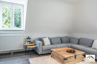 Deze recent gerenoveerde villa combineert een karaktervolle uitstraling met een verzorgde afwerking in luxueuze materialen en biedt verrassend veel ruimte en mogelijkheden. De woning verwelkomt u via een majesteuze inkomhal en beschikt over lichtrijke, aangename leefruimtes, een uitgeruste keuken, een badkamer en een apart toilet.Momenteel is de woning ingericht met 2 slaapkamers, maar dankzij de ruime indeling biedt ze in de praktijk potentieel voor 3 tot 4 slaapkamers. Zo is er op het gelijkvloers ruimte om een extra slaapkamer in te richten, terwijl de verdieping verschillende mogelijkheden biedt, onder meer door de leefruimte van het appartement als bijkomende slaapkamer of studio te benutten. Ook de zolderverdieping vormt een absolute meerwaarde en kan mits verdere inrichting perfect worden omgevormd tot een extra ruime slaapkamer, hobbyruimte of bureau.Het gelijkvloers leent zich bovendien uitstekend voor een zelfstandige activiteit zoals horeca, een praktijk of kantoorruimte, waardoor deze eigendom ideaal is voor wie wonen en werken wil combineren.Buiten zorgen de grote boomrijke tuin, het terras, de aparte garage en de lange oprit met ruime parkeergelegenheid voor extra comfort. Dankzij de gunstige ligging vlak bij de R4 geniet u hier van een uitstekende bereikbaarheid, wat deze woning extra interessant maakt voor zowel gezinnen als zelfstandigen.Inschrijven via mail naar stefan@immo-home.be, geen telefonische inschrijvingen! Volg ons op Fb en Insta. Voor meer info: www.immo-home.be. GRATIS SCHATTING & GRATIS FINANCIEEL ADVIES