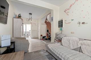 <p>Gesloten bebouwing op toplocatie in Brugge</p>
<p>Deze gesloten bebouwing uit 1965 is gelegen aan de Graaf de Mûelenaerelaan, op de stadsrand van Brugge en vlak bij scholen, winkels en openbaar vervoer. Dankzij de praktische indeling, de tuin en de bereikbaarheid vormt deze woning de ideale thuisbasis voor wie comfortabel wil wonen op een strategische locatie.</p>
<p>De woning beschikt over een lichtrijke woonkamer, keuken, drie volwaardige slaapkamers en twee badkamers. De tuin biedt bovendien een fijne buitenruimte om te ontspannen en te genieten van het buitenleven.</p>
<p> </p>
<p>Indeling:<br />• Lichtrijke woonkamer<br />• Drie slaapkamers<br />• Twee badkamers, waarvan één met aansluitingen voor wasmachine en droogkast<br />• Apart toilet<br />• Gezellige tuin</p>
<p>Troeven:<br />• Uitstekende ligging op de stadsrand van Brugge<br />• Nabij scholen, winkels en openbaar vervoer<br />• Drie slaapkamers en twee badkamers<br />• Aangename en onderhoudsvriendelijke tuin<br />• Praktische gezinswoning met veel potentieel</p>
<p> </p>
<p>Interesse? Neem vandaag nog contact op met je ERA-makelaar voor een bezoek.</p>
<p>JOUW DROOMHUIS. ZO GEVONDEN!</p>
