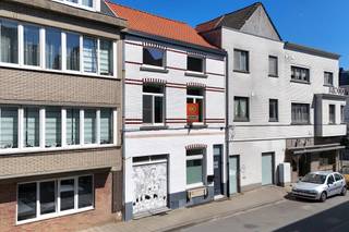 In het hart van Gent staat deze instapklare en <u><strong>grondig gerenoveerde stadswoning</strong></u> te koop — een type eigendom waar vandaag bijzonder veel vraag naar is.<br /><br /><u><strong>De woning werd de voorbije jaren doordacht vernieuwd</strong></u>, met onder meer een vernieuwd dak, gevels, ramen, verwarming en badkamer. Dankzij deze investeringen geniet je vandaag van een <u><strong>gunstig EPC-label C</strong></u> — een belangrijke troef.<br />Binnenin kom je terecht in een <u><strong>aangename leefruimte met open keuken</strong></u> en praktische berging.<br />Daarnaast beschikt de woning over een handige <strong><u>kelder</u></strong>, ideaal voor wasvoorzieningen en extra stockage.<br /><br />Op de eerste verdieping vind je een <u><strong>ruime slaapkamer</strong></u> en een <u><strong>recente badkamer</strong></u>.<br />De tweede verdieping biedt <u><strong>nog twee bijkomende slaapkamers</strong></u>, die je verder kan afwerken of opfrissen naar eigen smaak.<br /><br />Er is geen terras of tuin aanwezig, maar de centrale ligging maakt dit ruimschoots goed: parken, groen en gezellige terrassen bevinden zich op wandelafstand!<br /><br />I<u><strong>nstapklaar, energiezuinig en centraal gelegen — dit type woning is zeldzaam en bijzonder gegeerd.</strong></u><br /><br /><strong>Interesse? Plan vandaag nog je bezoek: GSM 0476 62 30 37 of alexander@ocvastgoed.be</strong><br /><br />CV: aardgas (vernieuwd in 2021)<br />EPC: 296 kWh/m² (C-label) / Bruto vloeroppervlakte: 123 m² (volgens het EPC-attest) /Oppervlakte perceel: 39 m² <br />Stedenbouwkundige inlichtingen: bouwvergunning, geen verkavelingsvergunning, woongebied met cult., historische en/of esthetische waarde, voorkooprecht, geen rechterlijke herstelmaatregel of bestuurlijke maatregel opgelegd.<br />Geen overstromingsgevoelig gebied. G-score: B. P-score: B.<br />Geen renovatieverplichting.