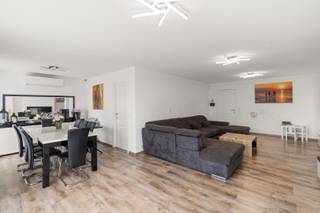 Deze ruime, volledig gerenoveerde bungalow ligt in een rustige woonwijk Stene. De woning is hoogwaardig afgewerkt, geniet van veel licht en comfort en is bovendien uiterst energie-efficiënt dankzij onder meer zonnepanelen en een EPC-score A. Door de totaalrenovatie, inclusief dak, ramen, verwarming, keuken en sanitair, is dit een moderne en zorgeloze woning.<br /><br />Indeling:<br /><br />Inkomhall, afzonderlijk toilet, ruime lichtrijke woonkamer, ingerichte recent vernieuwde keuken, berging, 3 slaapkamers, badkamer met inloopdouche, dubbele wastafel en tweede toilet, veranda, garage met elektrische poort en ruime oprit, grote zonnige tuin met terras.<br /><br />- Elektriciteit conform<br />- Zonnepanelen<br />- Regenwater<br />- Warmtepomp.