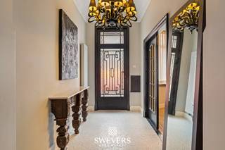 Interesse? Meer informatie op www.SWEVERS.be. - Deze uitzonderlijk ruime en volledig gerenoveerde stadswoning bevindt zich in het centrum van Hasselt, op wandelafstand van winkels, scholen en openbaar vervoer. De woning (bouwjaar 1930) werd tussen 2020 en 2023 totaal gerenoveerd met kwalitatieve en duurzame materialen en biedt een bewoonbare oppervlakte van maar liefst 280 m².<br /><br />Op het gelijkvloers bevinden zich een lichtrijke leefruimte, een ruime vernieuwde keuken met plaats voor een grote eettafel en toegang tot een westgericht terras. De woning is volledig onderkelderd (46,5 m²). Op de eerste en tweede verdieping zijn er vier volwaardige slaapkamers, waaronder een zeer ruime master bedroom met dressing. De luxueuze badkamer op de zolderverdieping beschikt over een tweepersoonsbad met bubbelfunctie, verlichting en luidsprekers.<br /><br />Uniek is de extra, volledig uitgeruste keuken op de bovenste verdieping met toegang tot een groot terras, wat mogelijkheden biedt voor co-housing, een praktijkruimte of aparte leefunit. In totaal zijn er drie westgerichte terrassen en een jacuzzi, wat zorgt voor een bijzondere stadstuinbeleving.<br /><br />De woning is asbestveilig, beschikt over conforme elektriciteit, vernieuwde ramen met HR-glas, een vernieuwde verwarmingsinstallatie en een warmtepompboiler. Met EPC-label C is ze energiezuinig. Een vrijstaande garage is een grote troef in het centrum. Kortom, een instapklare, luxueuze en centraal gelegen woning die ruimte, comfort en veelzijdigheid combineert. Bel ons vandaag nog voor een persoonlijke rondleiding. Wij van Swevers Real Estate helpen je maar al te graag verder. tel. 011 255 155. Bron bewoonbare oppervlakte: EPC-verslag.