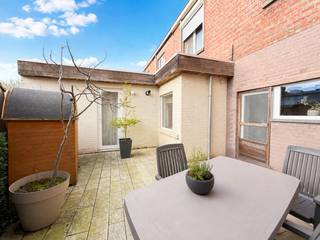 <br /><br />KNUSSE GERENOVEERDE STARTERSWONING met stadstuin op een UITERST CENTRALE LIGGING in ZOTTEGEM. Deze INSTAPKLARE WONING beschikt over EPC-LABEL C en een CONFORME ELEKTRISCHE INSTALLATIE. De inkomhal geeft toegang tot een APARTE BUREAU-/PRAKTIJKRUIMTE, gastentoilet, droge kelder en een LICHTRIJKE LEEFRUIMTE met halfopen ingerichte keuken en berging/wasplaats. De eerste verdieping telt 2 SLAAPKAMERS en een ingerichte badkamer. Op de tweede verdieping bevindt zich een RUIME 3DE SLAAPKAMER met mogelijkheid tot opsplitsing naar een 4DE SLAAPKAMER, evenals extra bergruimte. Buiten geniet u van een KNUSSE STADSTUIN met TERRAS. Winkels, station, scholen, horeca en openbaar vervoer bevinden zich op WANDELAFSTAND.<br /><br />Adres: Godveerdegemstraat 39 te Zottegem<br /><br />G-score en P-score A, Geen renovatieverplichting van toepassing, Bestuursmaatregelen in het maatregelenregister: Neen; Vrij bij akte