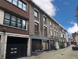 Pal in het centrum van Boom ligt deze woning met mogelijkheid tot het vestigen van een tweewoonst (nog te vergunnen). <br />De oppervlakte leent zich ideaal voor grote gezinnen, nieuw samengestelde gezinnen en gezinnen met een inwonend familielid. <br /><br />We betreden het huis via de inkomhal en lopen door naar de leefruimte, van hieruit hebben we zicht op de binnenkoer. Achter de leefruimte ligt de eetplaats en de keuken. <br /><br />Achter de keuken ligt het tweede woongedeelte van de woning, een volledig afzonderlijke studio met eigen keuken, leefruimte, twee slaapkamers, een gastentoilet en een badkamer. <br />Voor deze aparte unit zijn er nog twee slaapkamers en een apart toilet op de eerste verdieping. <br /><br />Op de eerste verdieping van de woning ontdekken we verder drie ruime slaapkamers en een badkamer. . <br /><br />Tenslotte zijn er nog drie ruime kamers op de tweede verdieping.<br /><br />Een ideale woning dus voor grote families !<br /><br />EPC :  280 kWh/m2 (Label C)<br />Stedenbouwkundige inlichtingen in aanvraag<br />Waterinfo : P-Score = A, G-Score = A<br /><br />Dit is niet wat je zoekt ? Al gehoord van AANKOOPBEGELEIDING ?   Wij zoeken, bezoeken en onderhandelen mee met jou voor eigendommen die worden aangeboden door particulieren, andere makelaars of eigendommen die zelfs (nog) niet te koop staan?<br />Vraag meer informatie over aankoopbegeleiding via welkom@dehuisleverancier.be of 0489/069.000<br /><br />de Huisleverancier : Persoonlijk, voor iedereen Service, Kwaliteit en Vertrouwen !<br /><br />Meer info ?  Contacteer ons (welkom@dehuisleverancier.be of bel/sms/whatsapp op het telefoonnummer 0489/069.000) of vraag ter plaatse meer uitleg aan onze verkoper.