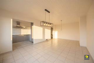 <p><span>Lichtrijk 2-slaapkamerappartement met ruim terras en open zicht over Antwerpen</span></p><p><span>Op een centrale en vlot bereikbare ligging bevindt zich dit aangename, hoog gelegen appartement van 81 m² (cfr. EPC). Dankzij de grote raampartijen en de west oriëntatie geniet u hier van een overvloed aan natuurlijk licht en een prachtig open zicht over Antwerpen. Het gebouw wordt bovendien uitstekend onderhouden, mede dankzij de aanwezigheid van een conciërge die alles netjes opvolgt.</span></p><p><span> </span></p><p><span>Inkomhal</span></p><p><span>U betreedt het appartement via een inkomhal met ruimte voor het plaatsen van een vestiairekast. Verder is er een apart toilet, wat extra comfort biedt.</span></p><p><span> </span></p><p><span>Leefruimte & keuken</span></p><p><span>De lichtrijke leefruimte geeft rechtstreeks toegang tot het ruime westgerichte terras, waar u in de namiddag en avond kan genieten van de zon en het uitzicht.</span></p><p><span>De open keuken sluit mooi aan bij de leefruimte en is uitgerust met een kookplaat, dampkap, vaatwasser, koelkast en diepvriezer praktisch en functioneel ingericht voor dagelijks gebruik.</span></p><p><span> </span></p><p><span>Slaapkamers & badkamer</span></p><p><span>Het appartement beschikt over twee volwaardige slaapkamers, ideaal voor een koppel, klein gezin of een combinatie wonen/werken.</span></p><p><span>De badkamer is voorzien van een lavabomeubel en een ligbad met douchescherm, wat flexibiliteit biedt tussen een snelle douche of een ontspannen badmoment.</span></p><p><span> </span></p><p><span>Extra troeven</span></p><p><span>- EPC B (145), energiezuinig</span></p><p><span>- Dubbele beglazing</span></p><p><span>- Ruim westgericht terras met panoramisch zicht</span></p><p><span>- Een ruime privatieve kelderberging</span></p><p><span>- Ondergrondse autostaanplaats mee aan te kopen aan 16.000</span></p><p><span>- Conciërge aanwezig in het gebouw</span></p><p><span>- Centrale ligging nabij winkels, openbaar vervoer en invalswegen</span></p><p><span> </span></p><p><span>Een comfortabel en goed onderhouden appartement met veel licht, een mooi uitzicht en alle voorzieningen binnen handbereik ideaal voor eigen bewoning of als waardevaste investering.</span></p>