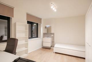 Deze bemeubelde studentenkamer bevindt zich in een kleinschalig gebouw met slechts 6 woonentiteiten. Het gebouw werd twee jaar geleden volledig gerenoveerd en is voorzien van zonnepanelen en warmtepomp.<br />Op het gelijkvloers bevindt zich de gemeenschappelijke keuken met gezellige eethoek en een klein terras, ideaal om even te ontspannen met medestudenten.<br />De kamer bevindt zich op de tweede verdieping (voorzijde) en is ingericht met bed (zonder matras), bureau met stoel, kleerkast, nachttafel, twee boekenrekken, frigo en eigen lavabo.<br />De gemeenschappelijke doucheruimte en het aparte toilet bevinden zich op dezelfde verdieping als de kamer en worden gedeeld met slechts één medestudent.<br />Er is een fietsenstalling aanwezig in het gebouw.<br />Dankzij de uitstekende ligging, vlak bij bushaltes, Groep T en andere faculteiten, is dit de ideale uitvalsbasis voor elke student.<br />!! De studentenkamer is onmiddellijk beschikbaar voor het 2de semester van dit academiejaar.<br />De maandelijkse huurprijs bedraagt 575 EUR + 40 EUR provisie voor water en elektriciteit.<br />Internet en onderhoud gemene delen zijn inbegrepen in de huurprijs.<br />Interesse? Contacteer ons dan vrijblijvend voor bijkomende informatie of een bezoek ter plaatse. info@covas.be // 016 40 60 20 // www.covas.be