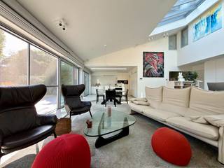 Deze TRENDY NIEUWBOUW (2016), zich bevindend op een hoekperceel van 331m², is ingeplant vlakbij het natuurreservaat Bourgoyen en biedt een uitstekende verbinding naar R4/E17/E40. Deze luxueus afgewerkte eigendom (140m²) beschikt tevens over een zonnige tuin (116m²) met bijhorende dubbele garage / magazijn (75m²) voorzien van laadpaal (Smappee) en 18 zonnepanelen (7380 Wp)! Het gelijkvloers (125m² binnenafmeting) omvat: inkomhal met vestiaire (9m²), gastentoilet (2m²), technische berging / wasplaats (17m²), centrale traphal (8m²), riante en lichtrijke leefruimte (65m²) grenzend aan de ingerichte luxe-keuken (18m²) met praktische berging (6m²)! Op het 1ste verdiep (65m²) bevindt zich de traphal met overloop (10m²), apart toilet (3m²), inloopdressing (20m²) met annex master bedroom (20m²) en een moderne badkamer (12m²). Het 2de verdiep (45m²) omvat nogmaals de traphal (10m²), toiletruimte (3m²) en 2 aangename slaapkamers (20m² / 12m²)! TROEVEN: veel inbegrepen maatwerk (inbouwkasten / gordijnen / designverlichting), overal hoogrendementsglas 1.0 & vloerverwarming via warmtepomp (gascondensatieketel als bijverwarming), elektrische installaties conform AREI, uitstekend geïsoleerd, ventilatiesysteem type C, gescheiden riolering alsook aanwezigheid van regenwaterput (15.000l), waterverzachter, videoparlofonie, alarm- en rookinstallatie, digitale tellers en Proximus Fibernet! BEL 0495/265 333 voor bezoek - UNIEKE BUITENKANS!