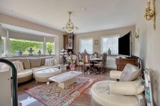<strong>Vakantiewoning op een perceel van 10a 59ca te koop in Tessenderlo</strong><br /><br />Op het Egelpad, in de Schoterse bossen van Tessenderlo, vinden we deze leuke vakantiewoning. De woning heeft een rustige ligging nabij het centrum van Tessenderlo. Supermarkten, winkels, scholen, horeca en openbaar vervoer zijn vlot bereikbaar. <br /><br />Deze vakantiewoning werd stevig gebouwd in 2009. We komen binnen in een ruime inkomhal met een apart gastentoilet. Vanuit de inkomhal komen we binnen in de lichtrijke leefruimte, hier valt meteen de mooie granieten vloer op. Aansluitend aan de leefruimte bevindt zich de keuken. <span>De keuken werd kwalitatief afgewerkt</span> en is uitgerust met een kookvuur met dampkap, een oven, een vaatwasser en een koelkast. Aan de achterzijde van de woning werd een veranda geplaatst, hier is het heerlijk vertoeven. <br /><br />Op de bovenverdieping treffen we een ruime slaapkamer met ingemaakte kasten en een badkamer. De badkamer werd ingericht met een bubbelbad, een lavabo en een tweede toilet.<br /><br />Het perceel heeft een totale oppervlakte van 10a 59ca. Dankzij de groene omgeving en rustige ligging is dit een ideaal verblijf om tot rust te komen.<br /><br />De woning is uitgerust met airconditioning op zowel het gelijkvloers als de bovenverdieping. Het systeem kan zowel koelen als verwarmen, waardoor het hele jaar door een aangenaam binnenklimaat wordt gegarandeerd.<br />Daarnaast is de woning voorzien van camerabewaking aan de buitenzijde en een alarmsysteem aan de binnenzijde, wat zorgt voor extra veiligheid.<br /><br />De centrale verwarming gebeurt via stookolie. De ramen zijn voorzien van HR-beglazing (PVC) en de muren en het dak zijn geïsoleerd. De berekende energiescore bedraagt 207 kWh/m²jaar wat resulteert in een energielabel C<span>. </span><br /><br />Er is geen domicilie toegelaten.<br /><br />Spreekt deze leuke vakantiewoning jullie aan? Contacteer ons via info@bosmanvastgoed.be voor meer info of een bezoek ter plaatse. Wij helpen jullie graag verder!<br />