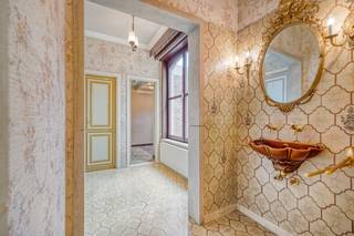 Deze mooie, statige villa in open bebouwing bevindt zich in Bunsbeek, een deelgemeente van Glabbeek wordt aangeboden met een prijs VANAF € 699.000. De villa biedt vele royale en aangename leefruimtes op het gelijkvloers en een dubbele inpandige garage. De verdieping biedt een kamer met en-suite badkamer en dressing, een kamer met en-suite badkamer, 4 extra kamers en een derde badkamer. Zowel de voor- als de achtertuin van de eigendom zijn aangelegd en in de omheinde tuin achter de woning is er een zonneterras met daarnaast een mooie pergola.
Omvattende:
Gelijkvloers: inkomhal, vestiaire, centrale lobby, ontvangstruimte, polyvalente kamer, zit- en eetkamer, keuken, tussenhal, inkomhal achteraan, bijkeuken en wasplaats, 2 toiletruimtes, doorgang en dubbele garage
Eerste verdieping: gaanderij, master bedroom met en-suite dressing en badkamer, slaapkamer met en-suite badkamer, nachthal, linnenkamer, 4 kamers, badkamer, toiletruimte
Zolderverdieping: nachthal en geïsoleerde zolderruimte
Oprit, terras en tuin, bijgebouw: oprit, omheinde tuin met terras en pergola, bijgebouw
Ligging: de villa bevindt zich in Bunsbeek, een deelgemeente van Glabbeek. Bushaltes zijn vlakbij, het station van Tienen bevindt zich op 5 km en de aansluiting met de E40 op een 8-tal km.
Bekijkt u dit pand via één van onze aanverwante websites, dan verwijzen wij u graag door naar onze eigen website VOOR MEER FOTO'S EN EEN RUIME OMSCHRIJVING