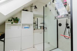 Bent u op zoek naar een stijlvol gerenoveerde studio op een absolute toplocatie in Gent? Deze energiezuinige studio bevindt zich in het historische centrum van Gent, op wandelafstand van de Kalandeberg, Mageleinstraat en Volderstraat.<br /><br />Hier woont u midden in de bruisende stad, vlak bij winkels, horeca, universiteiten en openbaar vervoer, terwijl u geniet van hedendaags comfort en hoogwaardige afwerking.<br /><br />Hoogwaardige renovatie & duurzame technieken<br /><br />De studio werd volledig gerenoveerd met oog voor kwaliteit, comfort en energiezuinig wonen. Dankzij de moderne technieken geniet u van een uitzonderlijke energieprestatie : Warmtepomp, Vloerverwarming, Zonnepanelen, Ventilatiesysteem D<br /><br />Het resultaat is een energiezuinige woonunit met een uitstekend EPB-label A en een E-peil lager dan 50.<br /><br />Extra troeven :<br /><br />Volledig instapklare studio<br />Energiezuinig wonen met EPC A<br />Hoogwaardige afwerking<br />Authentieke charme gecombineerd met moderne technieken<br />Verkoop onder registratierechten (geen btw)<br />Ideaal als investering of eigen bewoning<br />Wonen op toplocatie in Gent<br /><br />Deze future-proof studio is een uitstekende keuze voor wie comfortabel wil wonen of investeren in vastgoed in Gent. De centrale ligging in het historische stadscentrum maakt deze eigendom extra aantrekkelijk.<br /><br />Interesse in dit unieke appartement in Gent? Contacteer Anthony voor meer informatie of een bezoek via 0488 14 62 77